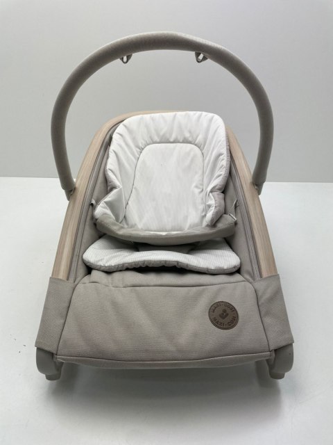 Bujaczek leżaczek Maxi-Cosi Kori 2 w 1 z łukiem z zabawkami beige Bujaczek leżaczek Maxi-Cosi Kori 2 w 1 z łukiem z zabawkami beige