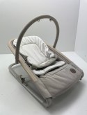 Bujaczek leżaczek Maxi-Cosi Kori 2 w 1 z łukiem z zabawkami beige