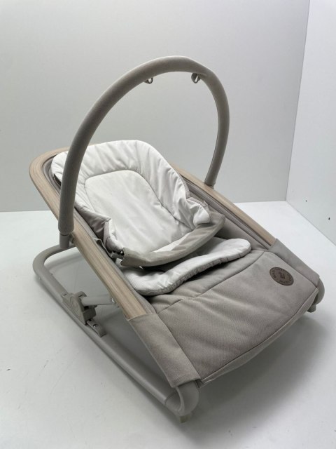 Bujaczek leżaczek Maxi-Cosi Kori 2 w 1 z łukiem z zabawkami beige Bujaczek leżaczek Maxi-Cosi Kori 2 w 1 z łukiem z zabawkami beige
