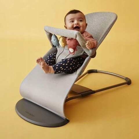 BabyBjorn Leżaczek Bliss + pałąk z zabawkami jasnoszary BabyBjorn Leżaczek Bliss + pałąk z zabawkami jasnoszary