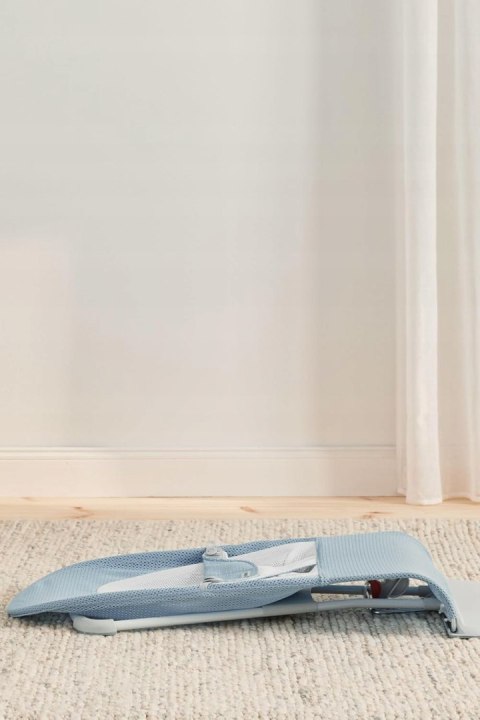 BABYBJORN - leżaczek BALANCE SOFT MESH - Niebieski/Biały