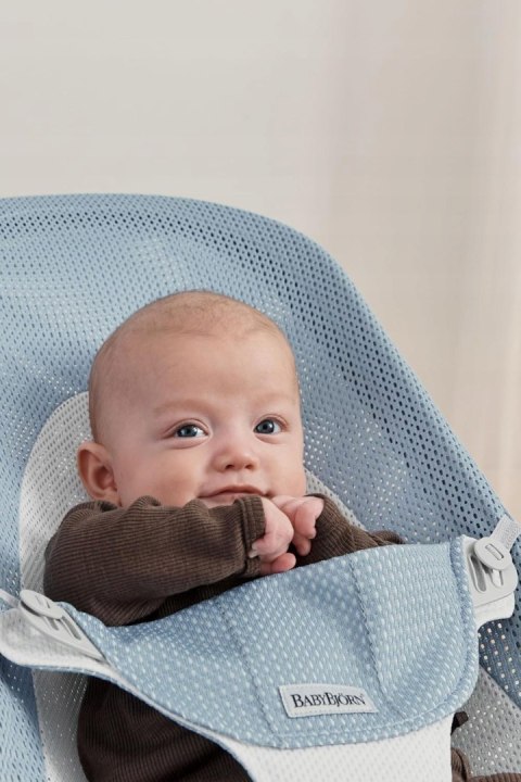 BABYBJORN - leżaczek BALANCE SOFT MESH - Niebieski/Biały