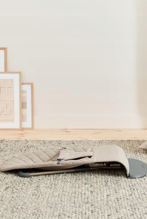 Leżaczek BabyBjorn BLISS piaskowy