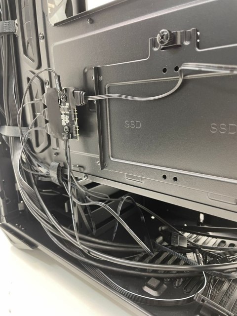 Obudowa MSI MPG Gungnir 110R Midi Tower