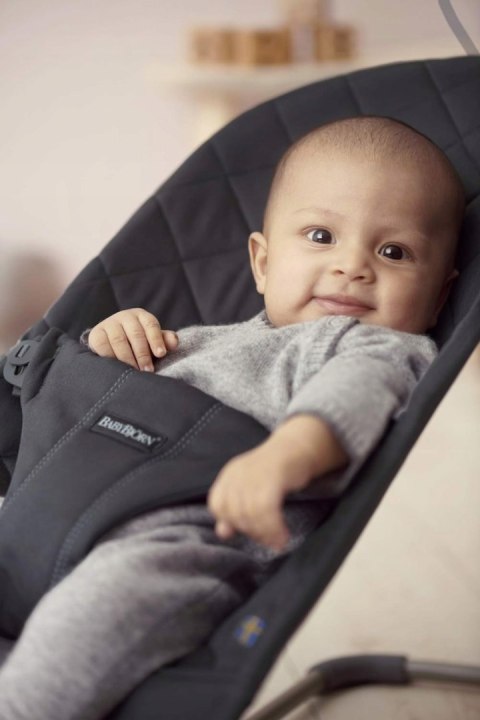 Leżaczek BabyBjorn Balance Soft czarny/ciemnoszary, bawełna