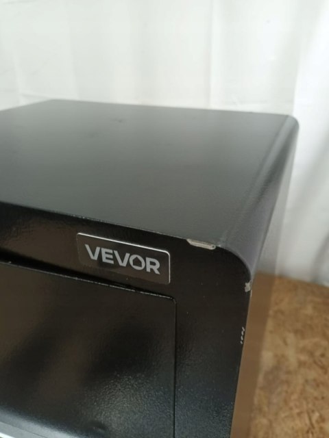 L555 VEVOR Sejf Jednodrzwiowy z kluczem i kodem 99L 40x35x63cm