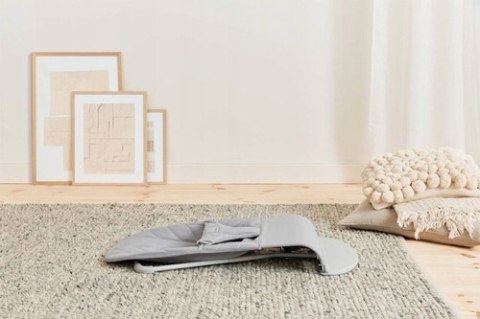 Leżaczek BabyBjörn Bliss szary Petal quilt